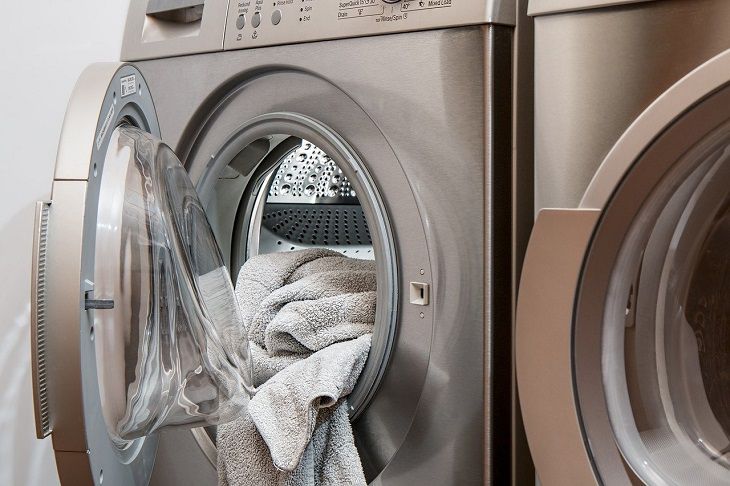 Нужно ли закрывать дверь стиральной машинки: об этом не расскажут мастера