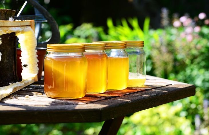 О чем говорит белая пена в банке мёда: дедовский секрет