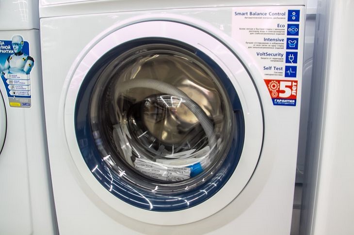 Простой трюк, который поможет защитить стиральную машину от затхлого запаха и удалить грязный налёт
