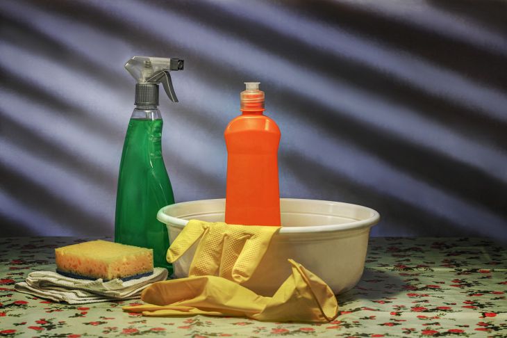 Как отмыть натяжной потолок на кухне: 3 совета опытных хозяек