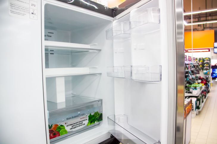 Холодильник с полками в морозилке
