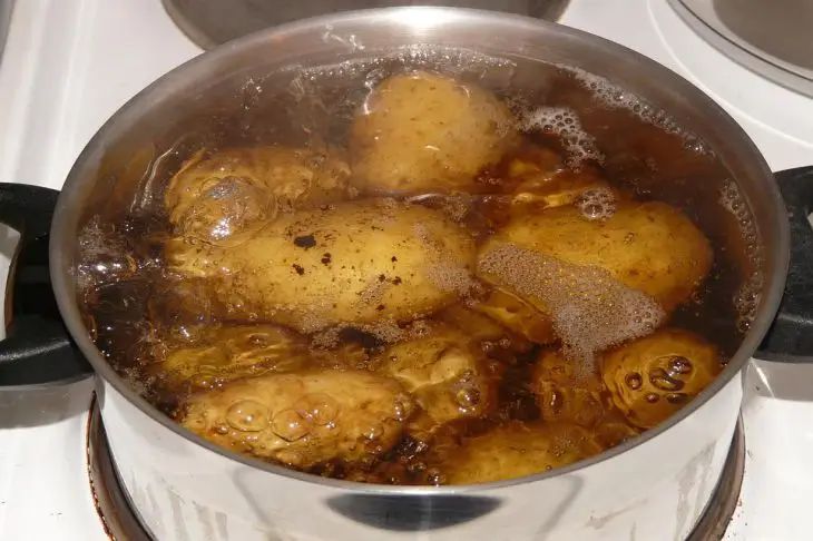 Как варить картошку в мундирах, чтобы не разварилась, и кожура не потрескалась: хитрость хозяек