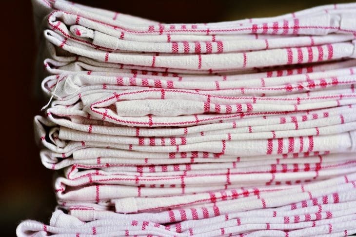 Избавиться от жирных пятен на полотенцах можно при помощи микроволновки: всего 3 минуты