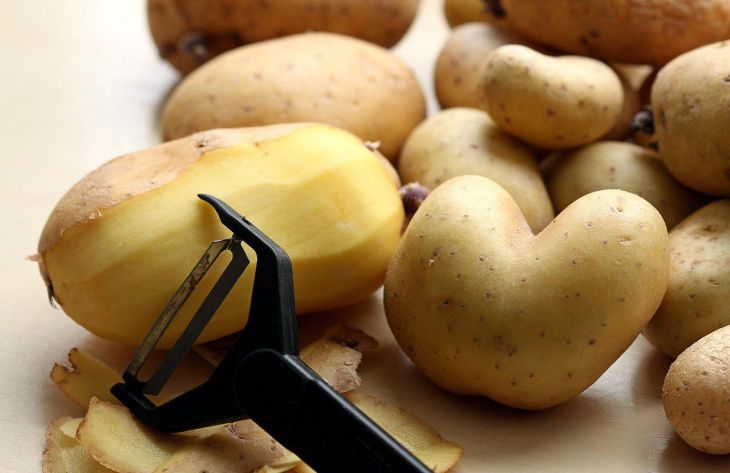 Почему не стоит выбрасывать картофельные очистки: опытные огородники раскрыли 3 секрета