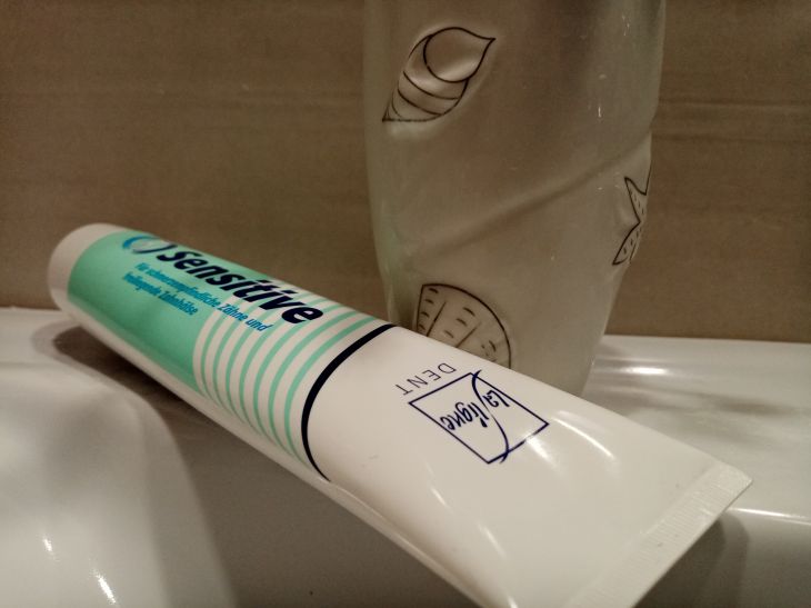 Зачем класть тюбик зубной пасты в сливной бачок: полезная хитрость, о которой вы точно не слыхали