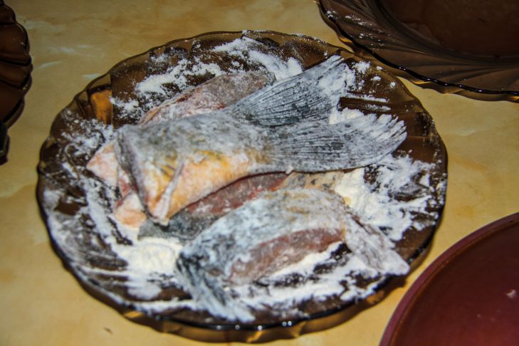 Что добавить на сковороду при жарке рыбы, чтобы на кухне не было неприятного запаха