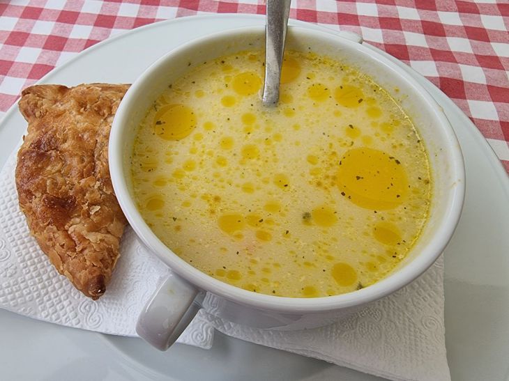 Сырный суп с курицей и картофелем - Лайфхакер