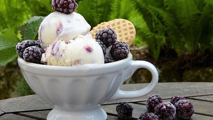 Как приготовить магазинное мороженое-пломбир за 10 минут: простой рецепт без мороженицы и льдинок 