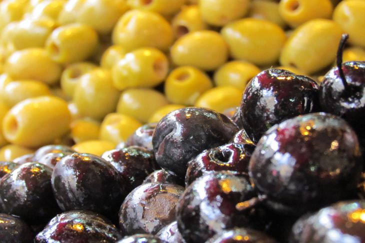 Почему изобретательные хозяйки не спешат выливать маринад от маслин: в итоге получается необычайно вкусное блюдо
