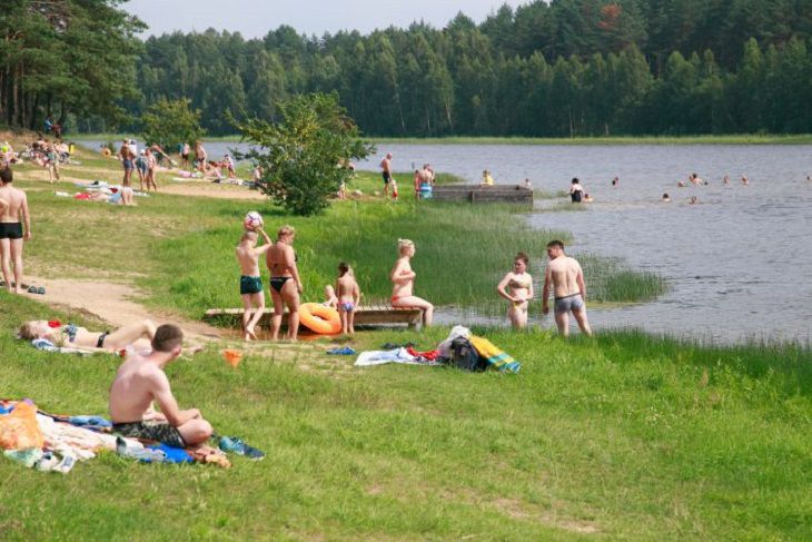 Тропаревский пруд купание. Пляжи Москвы. Пляж на озере. Тропарево пляж. Пляж Тропарево в Москве.