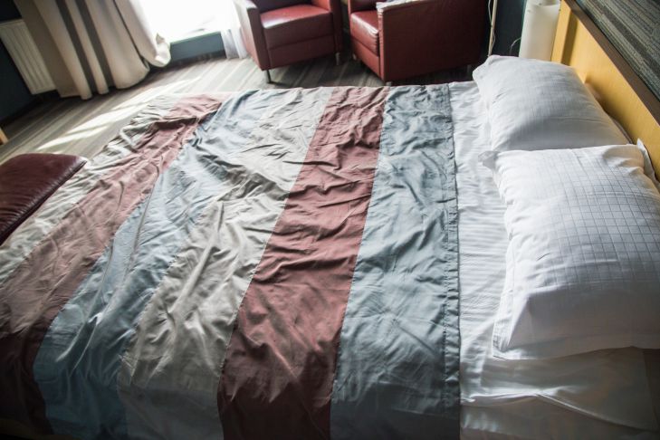 Как избавить одеяло от неприятного запаха: опытные хозяйки назвали проверенный способ