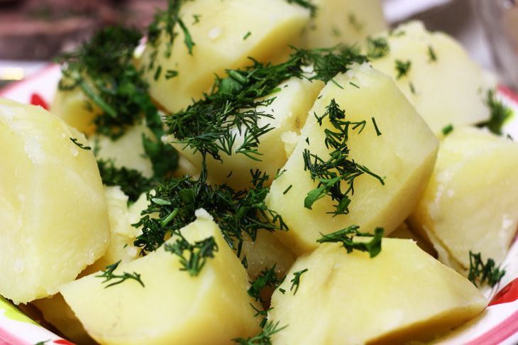 Почему картошка чернеет после варки?