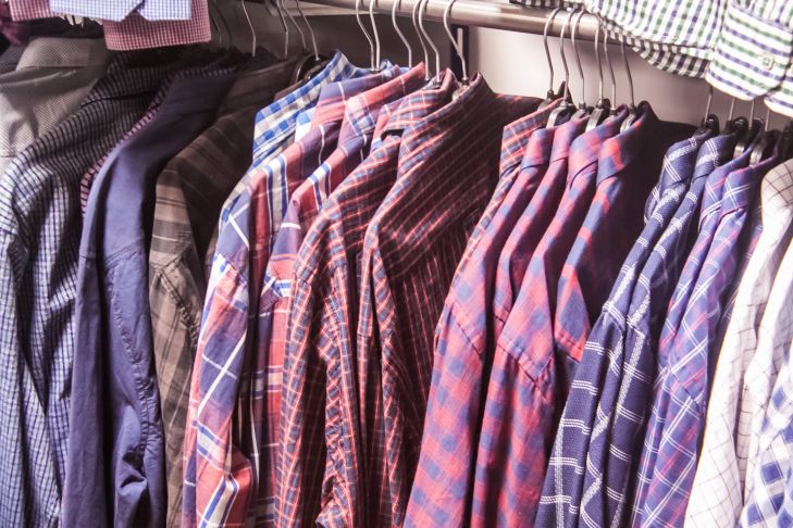 Грубая ошибка при надевании свежевыглаженных вещей: как добиться того, чтобы одежда не помялась