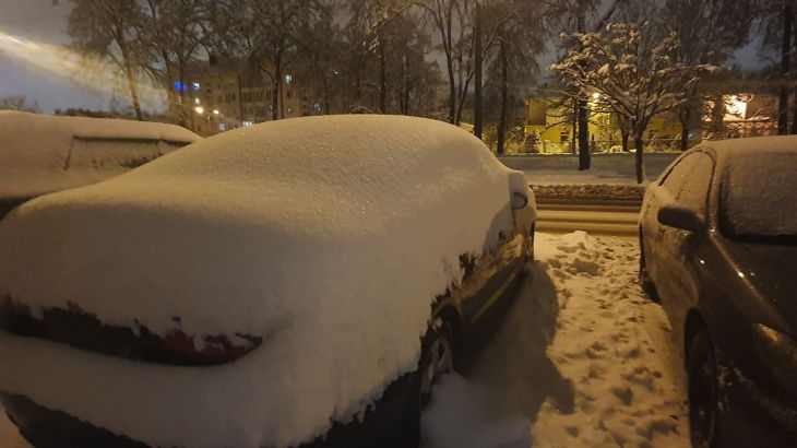 Как припарковаться вечером, чтобы утром автомобиль не был залеплен снегом: лайфхак от хитрых водителей