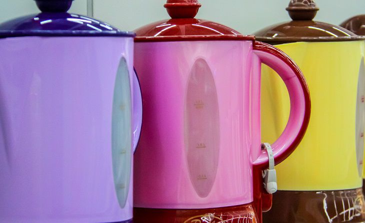 Как убрать едкий запах пластмассы из чайника: вот какая специя решит проблему
