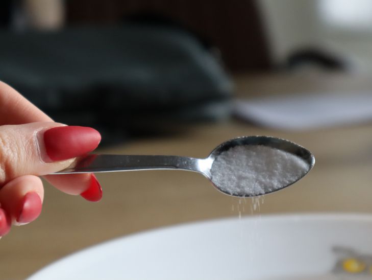 Как избавиться от неприятного запаха в квартире с помощью соли: 3 хитрости, о которых многие не знают
