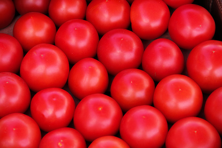 Как правильно нарезать помидоры для салата: простая деталь, от которой зависит вкус блюда