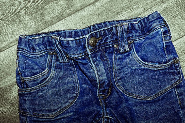 Как добиться того, чтобы джинсы всегда выглядели как новые: вот что нужно сделать сразу после покупки