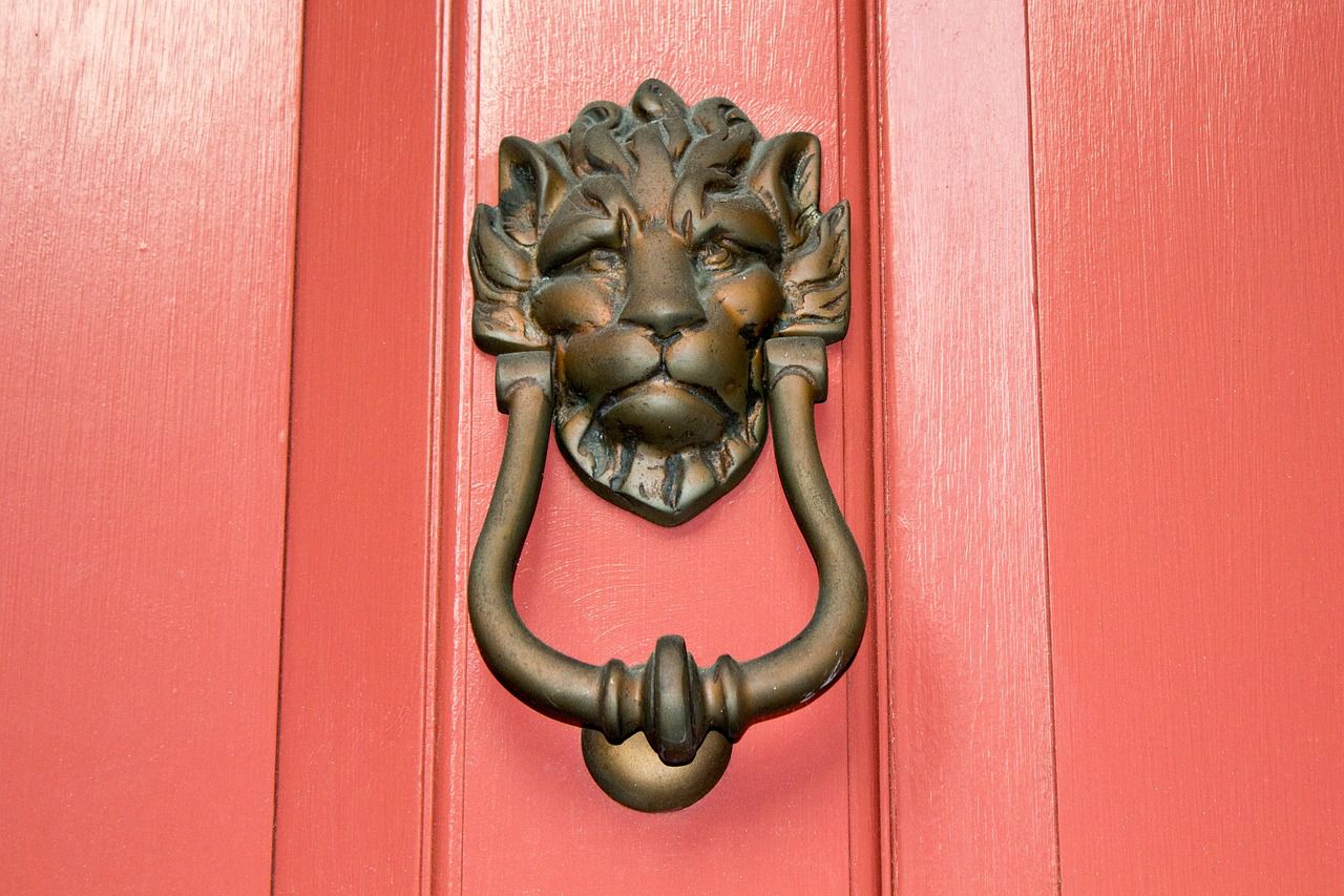 door knocker