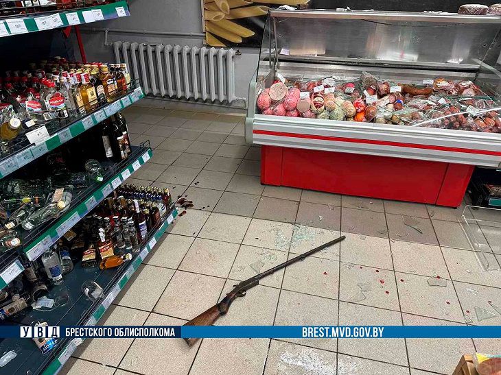 Белорус с ружьем пытался ограбить магазин и ранил ножом посетителя