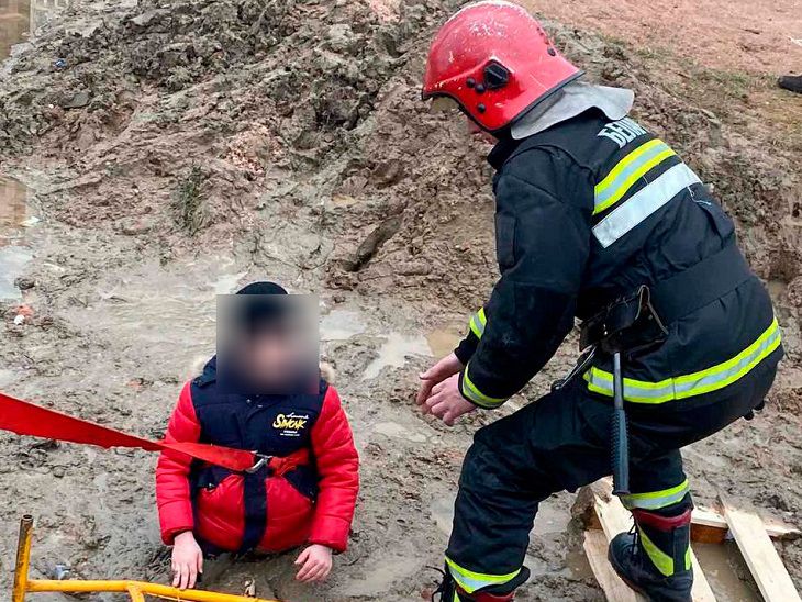 В Минске школьник по пояс застрял в грязи – вызывали МЧС
