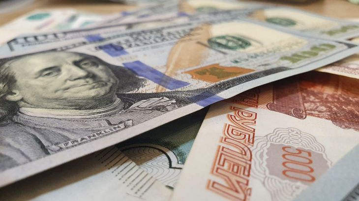 Доллар и евро подешевели в Беларуси перед выходными. А вот что произошло с российским рублем 24 мая