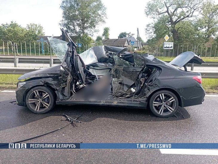 В Червенском районе BMW врезался в автобус с детьми: погиб человек
