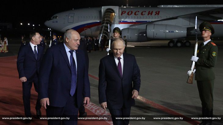 Путин уже в Беларуси. Лукашенко встретил его в аэропорту