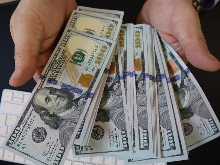 Покупка долларов в июне: стоит ли бежать в обменник прямо сейчас?