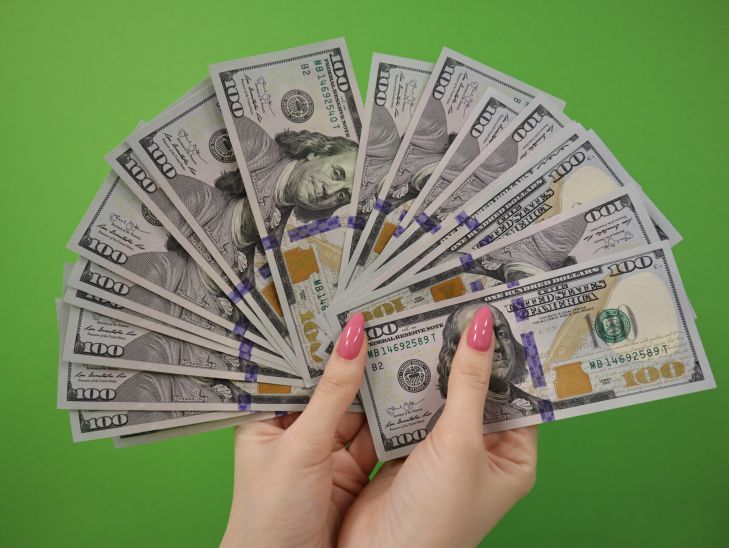 Доллар резко подешевел в Беларуси: итоги валютных торгов 27 июня