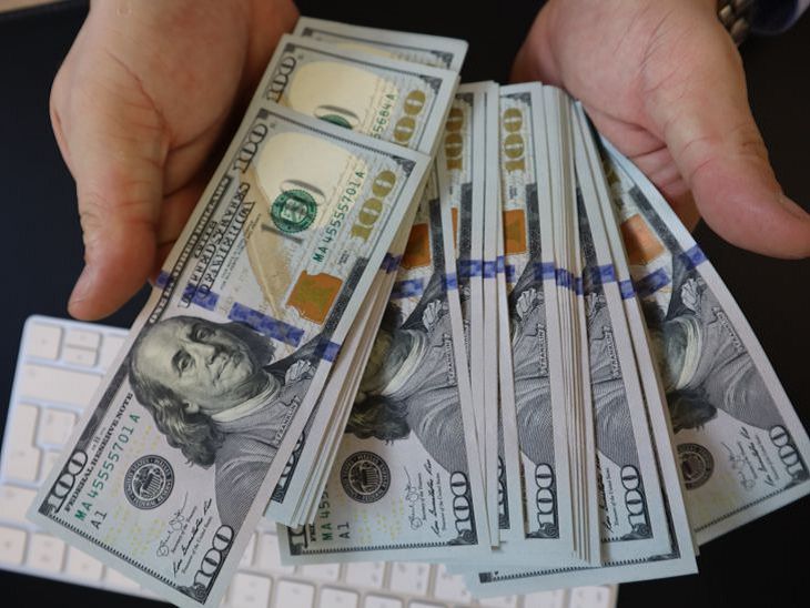 В США посоветовали всем срочно продавать доллары: и это не шутка