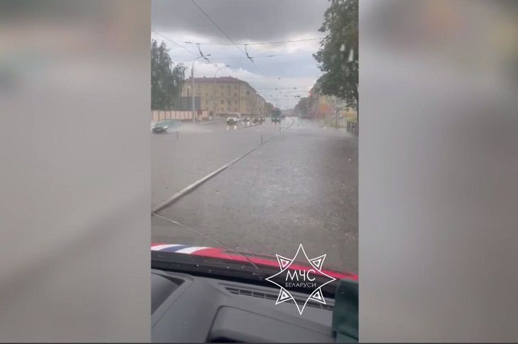 Минск пошел под воду: в городе работали спасатели