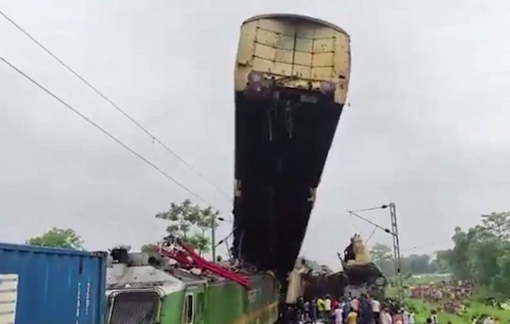 В Индии два поезда столкнулись: погибли люди
