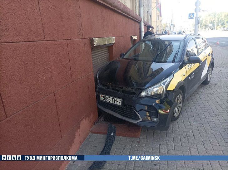 ЧП в Минске: таксист за рулем потерял сознание и врезался в здание