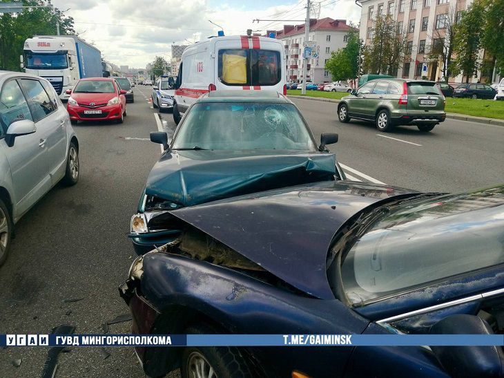 В Минске пьяный водитель выскочил на встречную полосу и протаранил «Ауди»