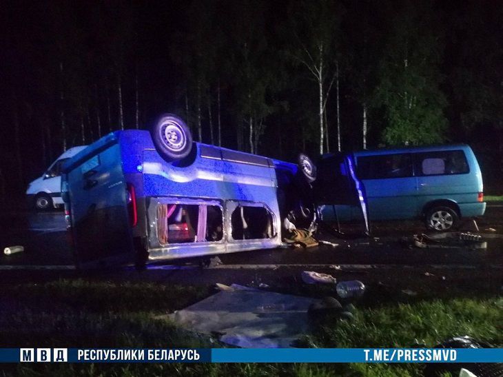 Россиянин погиб, еще 5 человек в больнице. На трассе М1 под Барановичами произошло ДТП с фурой и 2 бусами  