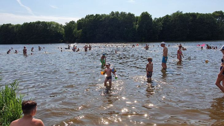 Белорусам сказали, что на 13 пляжах купаться нельзя