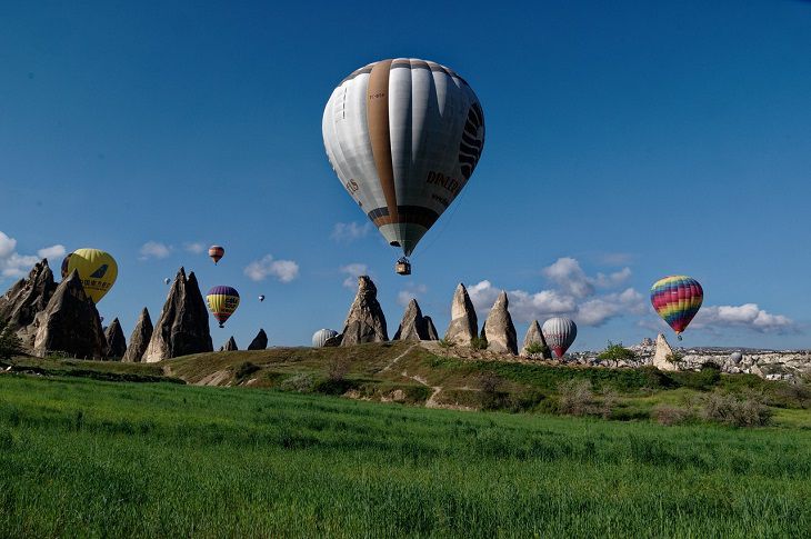 Воздушный шар с 22 пассажирами застрял между скалами в Турции