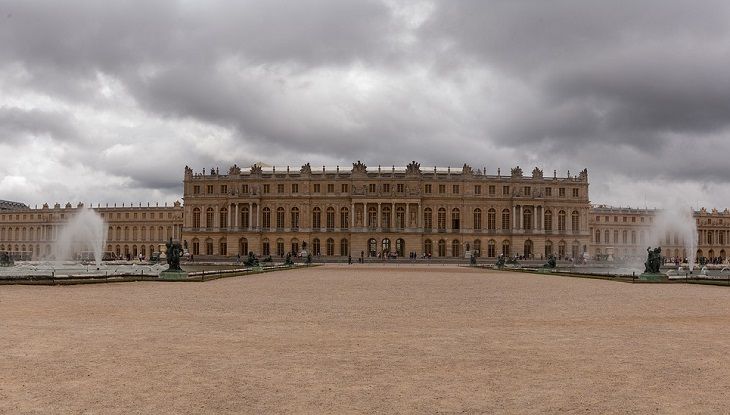 Версальский дворец загорелся: экстренно эвакуировали посетителей
