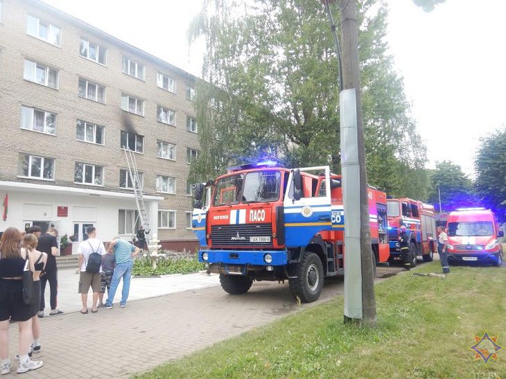В Могилеве горело общежитие колледжа. Эвакуировали 77 человек