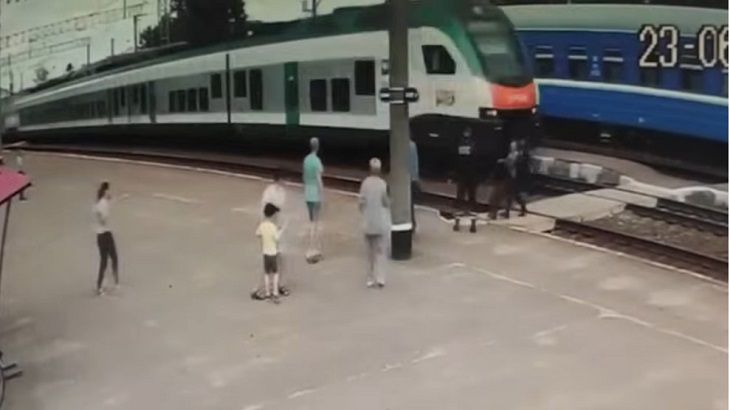 В Беларуси милиционер вытянул мужчину из-под колес поезда