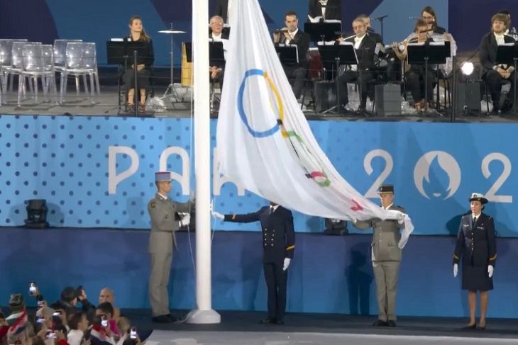 Скандал на церемонии открытия Олимпиады: флаг повесили перевернутым