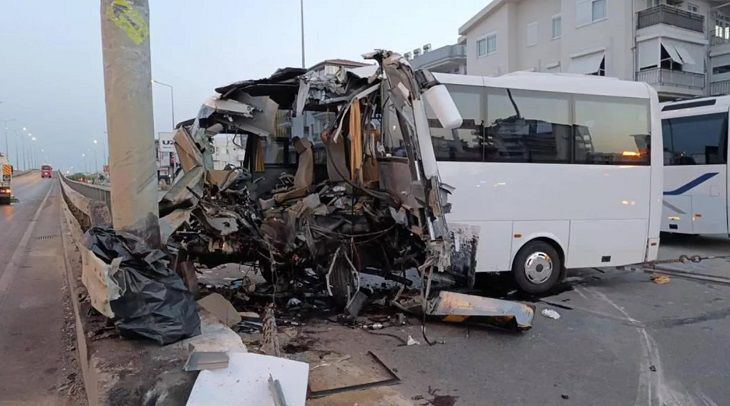 В Анталье автобус с белорусами попал в ДТП: водитель погиб, пострадали туристы