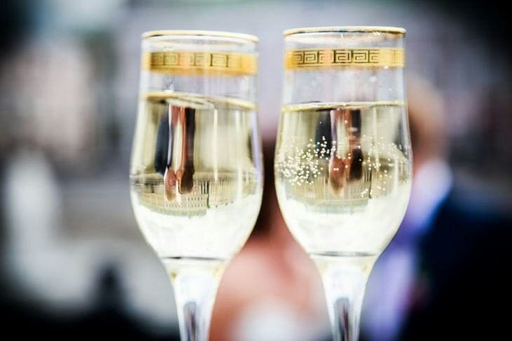 Who constructed the tallest pyramid of champagne glasses: it took 5 days to construct it