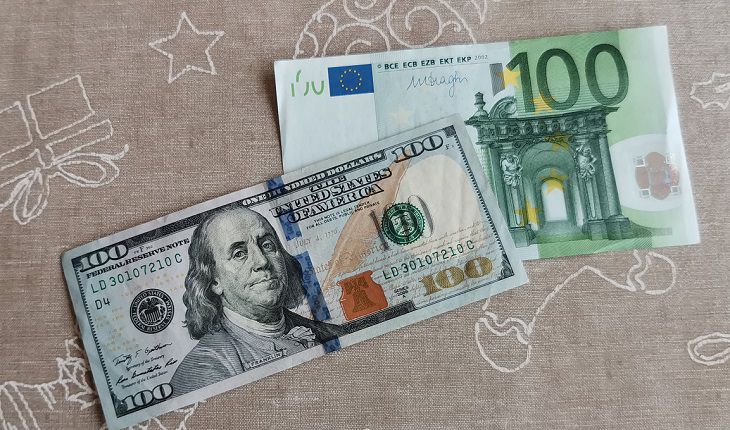 Доллар и евро начали новую неделю с поражения: итоги валютных торгов 22 июля в Беларуси