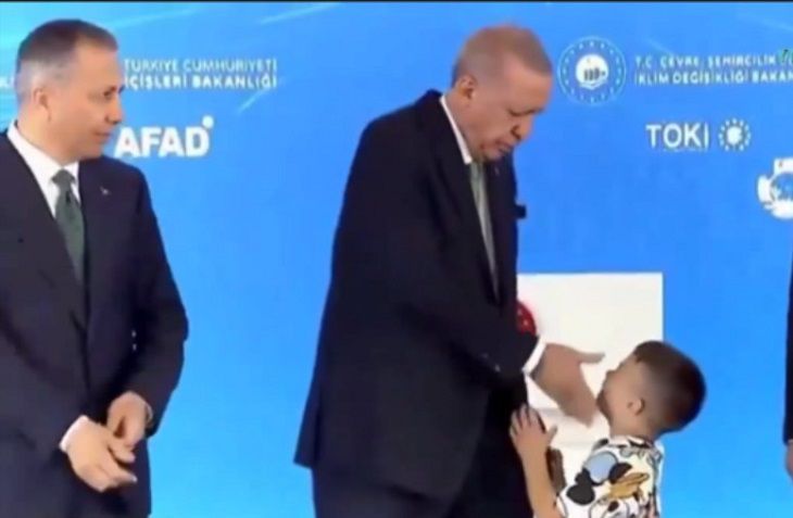 Эрдоган дал пощечину мальчику – тот не поцеловал ему руку