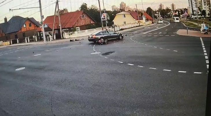 В Гродно Lexus встретился с мотоциклом «Минск»: у человека ребра сломаны и травма головы