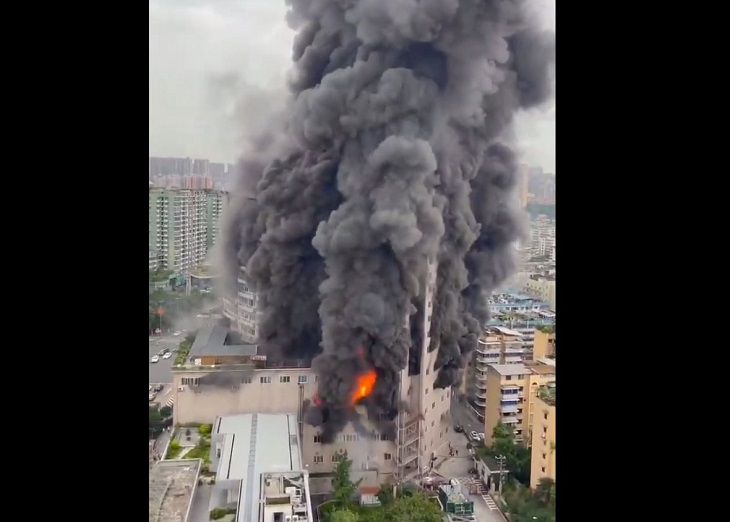 В Китае горел торговый центр: погибли как минимум 16 человек