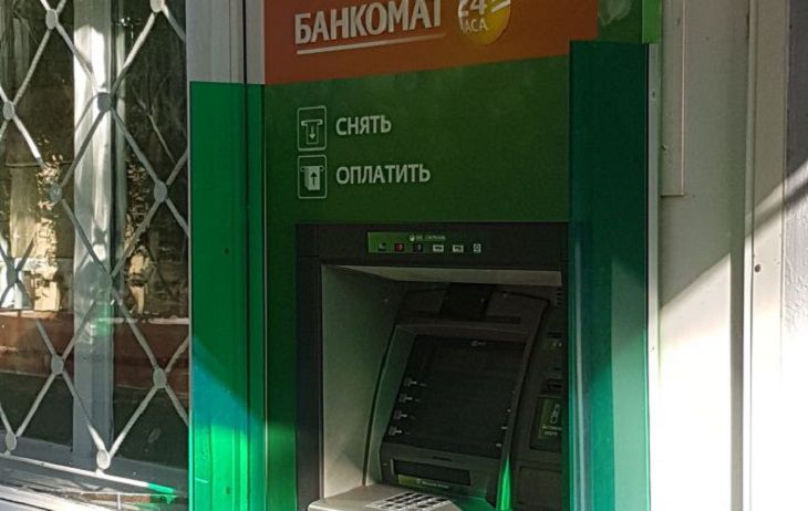 Один из банков разрешил белорусам снимать с банкоматов до 500 рублей без карты. Вот как это можно сделать