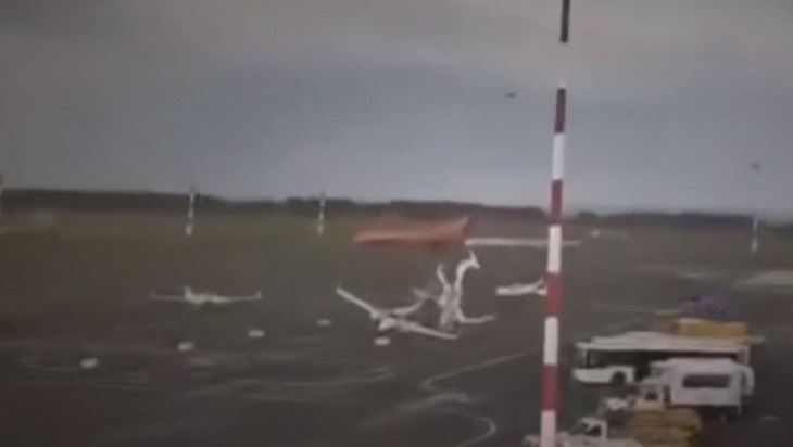 В аэропорту Татарстана смерч как игрушки разбросал самолеты